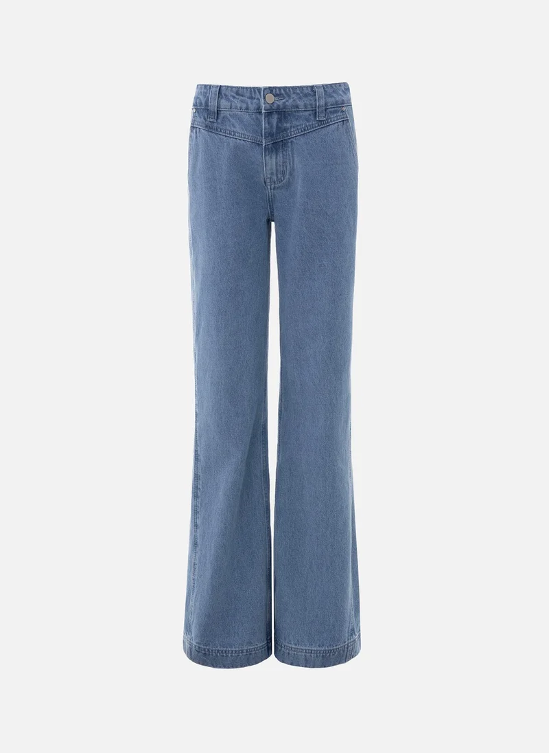 ليتشي جينز واسع مع تداخل مثلث على حزام الخصر